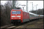 101027-1 mit Preis Reklame erreicht hier vom Hauptbahnhof Köln kommend am 17.3.2005 bei der Durchfahrt den Bahnhof Köln West.
