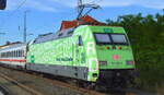 IC 2172 nach Rostock mit DB Fernverkehr AG [D]  101 005-7  [NVR-Nummer: 91 80 6101 005-7 D-DB] als Schiebelok im Bahnhof Elsterwerda bei der Einfahrt am 21.06.22