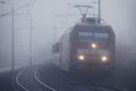 Im Morgennebel zieht 101 108 den IC 719 (Salzburg - Graz) am 19.12.2014 bei Bruck an der Mur durchs Murtal.