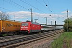 101 008-1 am 18.04.2015 mit dem EC 7 (Hamburg Altona - Zürich HB/Chur HB), als sie den Containerzug von Railtraxx 185 515-4 im Bahnhof von Müllheim (Baden) in Richtung Basel überholte.