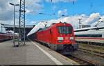 102 004-9 (Škoda 109 E3) steht im Startbahnhof Nürnberg Hbf auf Gleis 12.

🧰 DB Regio Bayern
🚝 RE 4019 (RE1) Nürnberg Hbf–Ingolstadt Hbf
🕓 29.7.2021 | 11:04 Uhr

(Smartphone-Aufnahme)