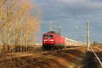 IC 1962 von Berlin Hbf nach Köln Hbf über Halle(Saale)Hbf, Leinefelde und Kassel-Wilhelmshöhe mit 120 103-7 fährt den letzten Sonnenstrahlen des Nachmittags auf der Bahnstrecke