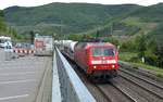 Bei Trechtingshausen kommt mir die 120 123 als Abschlepper mit einem mir unbekannten 403 im Nacken vor die Linse, als sie am Sonntagabend den 14.5.2017 gen Bingen fährt auf der linken