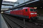 120 134-2 und 120 145-8 (Zugschluss) stehen am 28.5.2017 mit dem E28726 nach Lutherstadt Wittenberg Hauptbahnhof in Berlin Südkreuz.