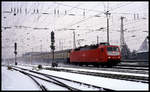 Mit einer bunten Wagengarnitur fährt hier am 13.2.1991 um 9.40 Uhr die 120136 mit dem IC 815 MERCATOR nach Stuttgart in den Hauptbahnhof Osnabrück ein.
