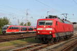 120 132-6 stand am Morgen des 19.08.2017 bei sonnigem Wetter im Rostocker Hbf neben an ging es für 642 079 als RB 11 nach Tessin weiter.