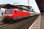 120 101-1 mit 120 118-5 als IC 2304 (Linie 28) von München Hbf nach Berlin Hbf (tief) erreicht Naumburg(Saale)Hbf auf Gleis 1.