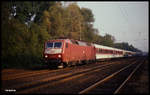 120145 braust hier mit dem IC 715 Diplomat nach Oberstdorf am 12.10.1991 um 8.26 Uhr durch den Bahnhof Natrup-Hagen. Der Zug war damals wegen des neuen DB Farbkonzeptes bunt gemischt!