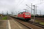 Nachschuss auf 120 119-3 als IC 2303 (Linie 28) von Berlin Hbf (tief) nach München Hbf, der den Bahnhof Bitterfeld auf Gleis 3 durchfährt.