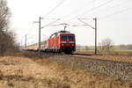 120 132-6 mit dem IC 2896 für ICE 374 von Basel SBB nach Berlin Ostbahnhof in Nennhausen. Hinten schob die 120 115-1. 05.03.2018