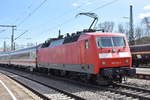 Die 120 134-2 mit dem ca. 50 Minuten verspäteten IC 2263 (Karlsruhe-München) bei der Ausfahrt aus Göppingen. Aufgenommen am 04.04.2018.