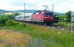 04.07.2013, IC 2208 München - Berlin fährt durch die Zettlitzer Kurve in Richtung Kronach. Zuglok ist 120 118, Lok 101 040 schiebt nach (nicht fotografiert).