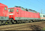 Blick auf 120 123-5 DB, die im PbZ 2487 von Leipzig Hbf nach Frankfurt(Main)Hbf mit 120 105-2 DB eingereiht ist und in Zscherben, Angersdorfer Straße, auf der Bahnstrecke Halle–Hann.