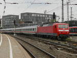 120 119 fuhr am 8.7. im Sandwich mit 101 060  Kirchentag Dortmund  und dem IC 2263 von Karlsruhe HBF nach München HBF. Hier schiebt sie gerade den IC um 14:11 Uhr aus dem Ulmer HBF.