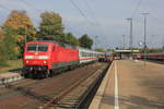 Das Bild, welches am 06.10.2012 in Crailsheim entstand ist mittlerweile, was die Fahrzeuge angeht größtenteils historisch. Von Links nach Rechts: 
120 138 kommt gerade mit IC Nürnberg-Karlsruhe auf Gleis 2 an. Der Bestand der Baureihe 120 ist mittlerweile auf einige wenige Ersatzloks zusammengeschrumpft. Auf dieser Linie musste sie zudem zusammen mitsamt den einstöckigen IC-Wagen dem neuen IC 2 weichen. 
Auf Gleis 3 steht 642 125 als RE nach Heilbronn bereit. Diese Baureihe wird bis 2031 noch ihre Runden in Richtung Heilbronn und Aschaffenburg drehen.
Die abgestellten Regioshuttles mussten mittlerweile dem Flirt 3 von GoAhead weichen. 
Auch die abgestellten n-Wagen wurde inzwischen gegen Triebwagen in Gestalt der Hamsterbacken (Talent 2) getauscht. 