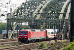 120 119-3 IC beim Verlassen der Hohenzollernbrücke zum Hbf Köln - 23.06.2019