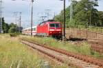 Am 04.07.2007 zieht die 120 135-9 den EC 179 nach Dresden, hier bei der Durchfahrt in Doberlug-Kirchhain.