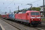 120 123-5 schleppt 146 246 ab. Aufgenommen in München Heimeranplatz am 08.10.2019.