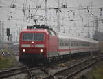 120 102+120 101(Sandwich) mit IC 2182 von Hamburg nach Stralsund bei der Einfahrt im Rostocker Hbf.01.12.2019