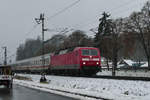 12. Dezember 2019, Kronach, IC 2063 verkehrt heute im  Nostalgie-Look . Den IC 2-Garnituren behagt wohl das Wetter nicht? Oder hat's was mit dem Fahrplanwechsel zu tun?  IC 2063 Karlsruhe - Leipzig ist jedenfalls (erwähnenswert!!!) pünktlich. Lok 120 152 führt, 120 132 schiebt nach.