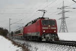 05. Januar 2009, Endlich bekamen wir den lange erwarteten Schnee. IC 73929 Berlin - München fährt trotz Bespannung mit zwei Lokomotiven mit einer halben Stunde Verspätung bei Zettlitz an mir vorüber. Zuglok war 120 106, nachgeschoben hat eine 101, deren Nummer ich im Schneewirbel nicht erkennen konnte.