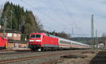 07. April 2015, ICE 1005 München - Berlin fährt durch den Bahnhof Kronach. Die führende Lok ist 120 147, geschoben hat 120 101.