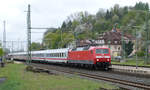 28. April 2015, IC 2300 München - Berlin fährt durch den Bahnhof Kronach. Lok 120 101 führt, 120 143 schiebt nach.