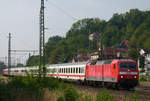 14. August 2015, IC 2300 München - Berlin fährt durch den Bahnhof Kronach. Lok 120 110 führt, 120 131 schiebt nach.