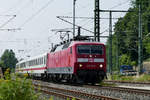 05. Juni 2018, IC 2063 von Karlsruhe nach Leipzig, bespannt mit Lok 120 114, fährt in den Bahnhof Kronach ein.