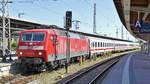 Der InterCity nach Rostock Hbf steht im Startbahnhof Stralsund Hbf.
Aufgenommen im Mai 2018.