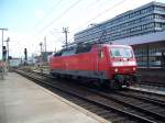 Br 120 109 rangiert zum Intercity um(nach Frankfurt/Main) zu fahren (Hannover Hbf (27.7.2007)