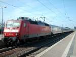 120 106-0 zog am 05.08.2007 den IC 2417 von Berlin Gesundbrunnen nach Frankfurt(Main)Hbf. Dieser Zug bestand aus sieben alten umlackierten InterRegio Wagen und einen Avmz Wagen. Wer alte IR-Wagen gerne hat, da ist dieser Zug genau richtig, allerdings fhrt er nur Sonntags.(Bitterfeld)