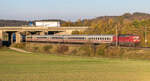 120 152-6 schob am 18.10.17 einen IC nach Nürnberg unter die Brücke der Autobahn A7.
