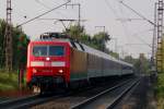 DB Elok 120 104-5 mit Autoreisezug am frhen Abend des 16.09.2007 in Recklinghausen am Bahnbergang Brster Weg.