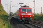 DB Elok 120 129-2 mit IC am frhen Abend des 16.09.2007 in Recklinghausen am Bahnbergang Brster Weg.
