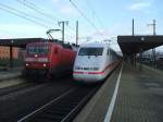 Altbau neben Hightech: 120 147 am IC 2895 nach Mnchen und daneben ICE  Gelsenkirchen  nach Hamburg-Altona.