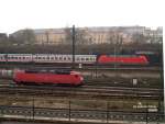 Vor Dresden-Hbf 120 142, im Hintergrund nach Hamburg ausfahrender IC mit einer BR 101 - 19.04.2003  