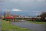 Eine verkehrsrote 120er passiert am 25.03.08 mit EC 6 von Chur nach Hamburg-Altona die Murgbrcke in Rastatt Richtung Karlsruhe.