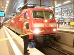 BR 120 zum Ostseebad Binz im Berlin HBF(tief)Gleis 7 27.04.08  so noch schnell den Tf weckseln und die Scheiben sauber machen  und dan geht es weiter.