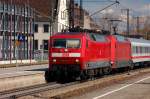 120 141-7 gibt einer 101 Vorspann vor ihrem schweren IC Mnchen - Nrnberg - Wrzburg - Kassel.