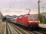 120 143-3 hngt am Zugschluss dees IC 2027 Hamburg-Altona - Frankfurt(Main)Hbf in Mainz Hbf. An der Spitze zog Br 101. 21.05.08