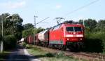 120 127 befrdert am 10.07.08 den FIR 51341 von Gremberg nach Kornwestheim und rollt am frhen Abend gemchlich durch die Schrebergrten des Karlsruher Stadtteils Rintheim in den Gterbahnhof von Karlsruhe.