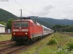 120 106-0 mit dem IC2004 (Bodensee) von Konstanz nach Emden bei der Einfahrt Hausach am 13.7.08