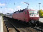 Die orientrote 120 155-7 (FM Mnchen) mit IC 2359 von Kln Hbf. nach Stralsund in Bochum Hbf.(14.09.2008)