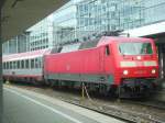 Die Baureihe 120 104-5 setzt hier ihren 10-wagenzug aus dem mnchner hbf in richtung Stuttgart/Ulm nachdem dieser aus salzburg Unwetterbedingt von einer 218 des BW Frankfurt/M gezogen wurde