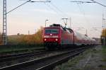 Am 23.10.2008 zieht die 120 201-9 den RE1 nach Hamburg, hier am Haltepunkt Huckstorf.
