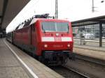 120 124-3 in Nrnberg Hbf am 24.12.2008.
Der IC aus Warnemnde war mit 120 Sandwich 
bespannt. Zur Rckfahrt sind bereits die Schluleuchten gesetzt.