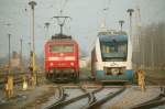 Auf dem Schweriner Gterbahnhof steht ein RE1 und ein Triebwagen vom Ostseellandverkehr.