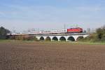 Eine unbekannte 120er zieht den IC  Rottaler Land  ber das Viadukt bei Snching.