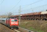 Auf KBS Rtg. Halle/Saale fhrt der IC 2239 (gezogen von der 120 - 132) von Magdeburg nach Leipzig, whrend der im Hintergrund stehende Gterzug auf der KBS 250 auf die Durchfahrt des IC warten muss.

Halle, der 1.4.09